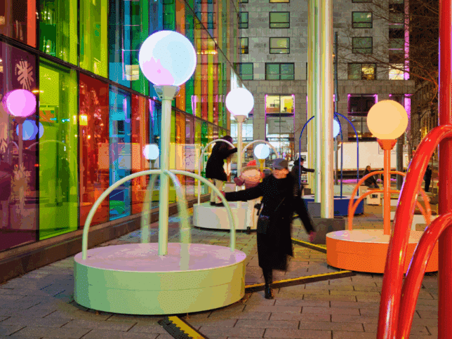 L'oeuvre Celestia devant la verrière du Palais des congrès de Montréal