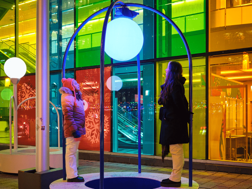 L'oeuvre Celestia devant la verrière du Palais des congrès de Montréal