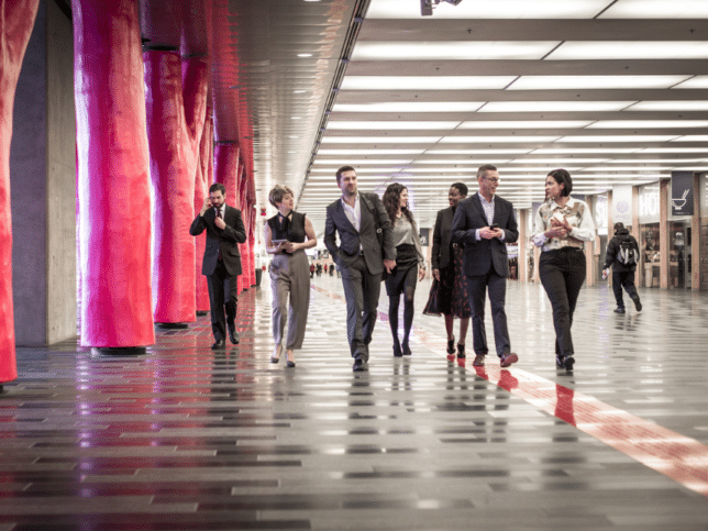 Congressistes marchant dans l'espace public du Palais.