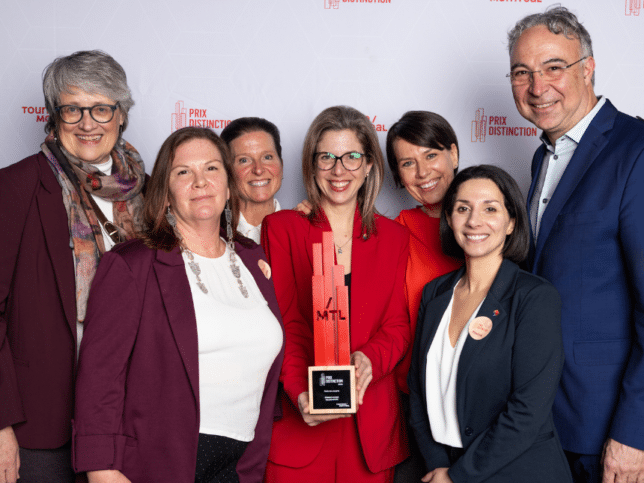 De gauche à droite : Michèle Chappaz (directrice générale du Mouvement pour mettre fin à l’itinérance de Montréal), Tayka Raymond (coordonnatrice de la conférence ACMFI25), et Andrée-Anne Sauvageau, Marie-Claude Lizée (avec le trophée), Claudia Joly, Hassina Lounas et Marc-André Gemme (Palais des congrès de Montréal)