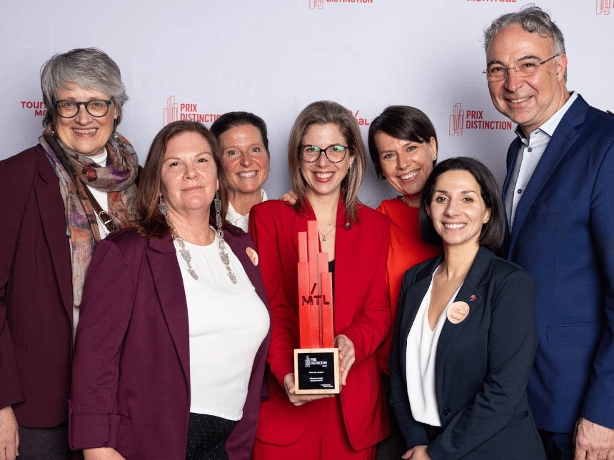 De gauche à droite : Michèle Chappaz (directrice générale du Mouvement pour mettre fin à l’itinérance de Montréal), Tayka Raymond (coordonnatrice de la conférence ACMFI25), et Andrée-Anne Sauvageau, Marie-Claude Lizée (avec le trophée), Claudia Joly, Hassina Lounas et Marc-André Gemme (Palais des congrès de Montréal)