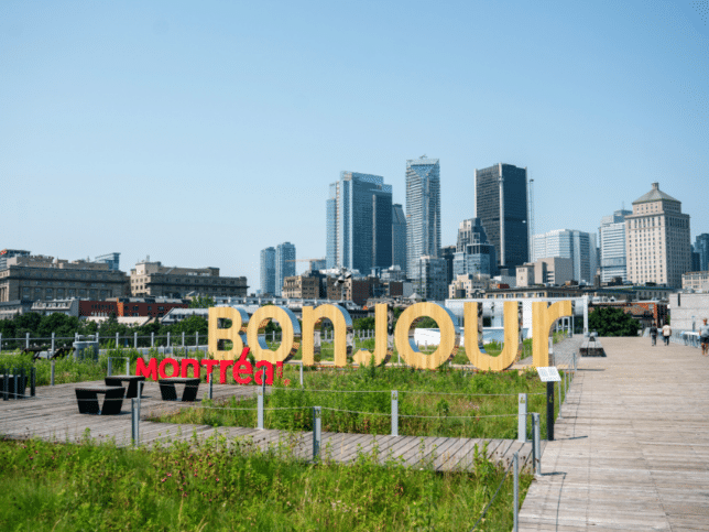 La ville de Montréal avec le panneau "Bonjour Montréal"