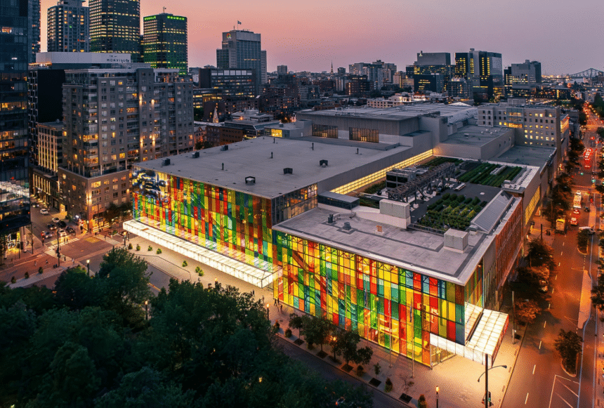 Vue de haut du Palais des congrès de Montréal